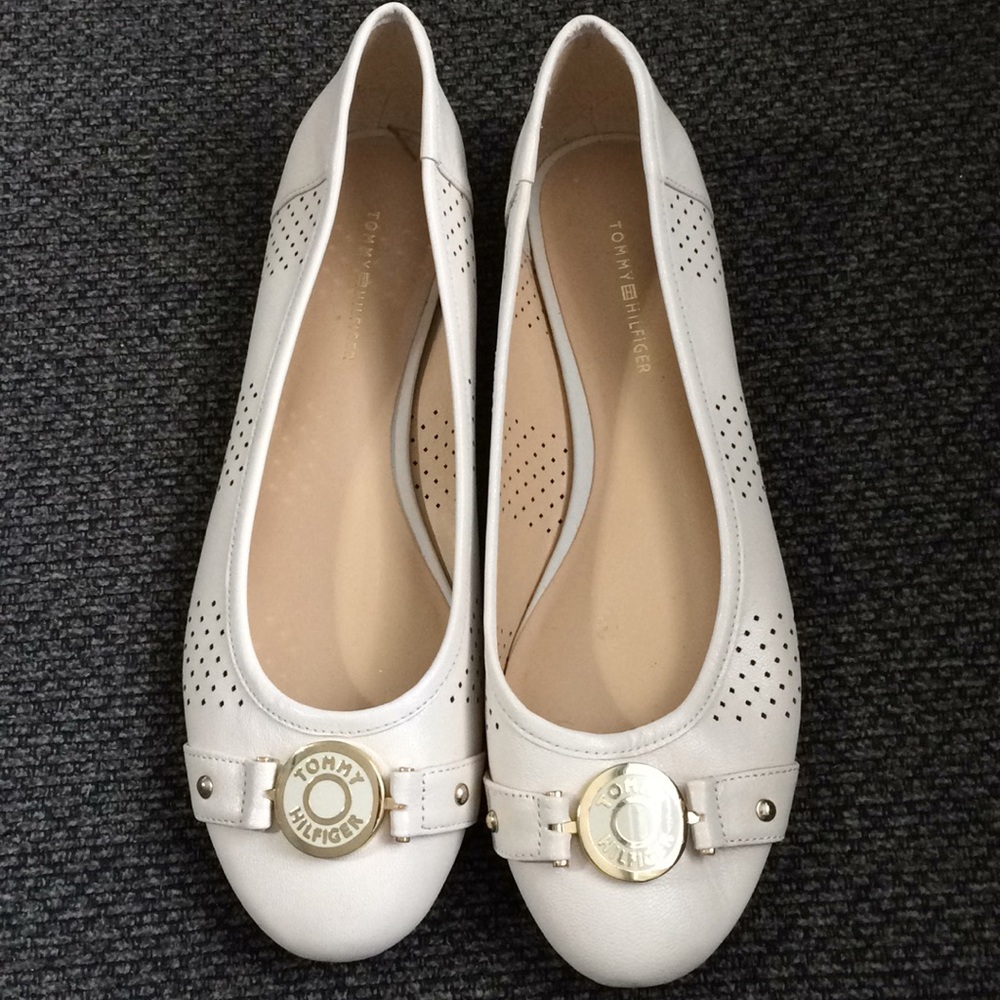 Like new Tommy Hilfiger leather flats loafers